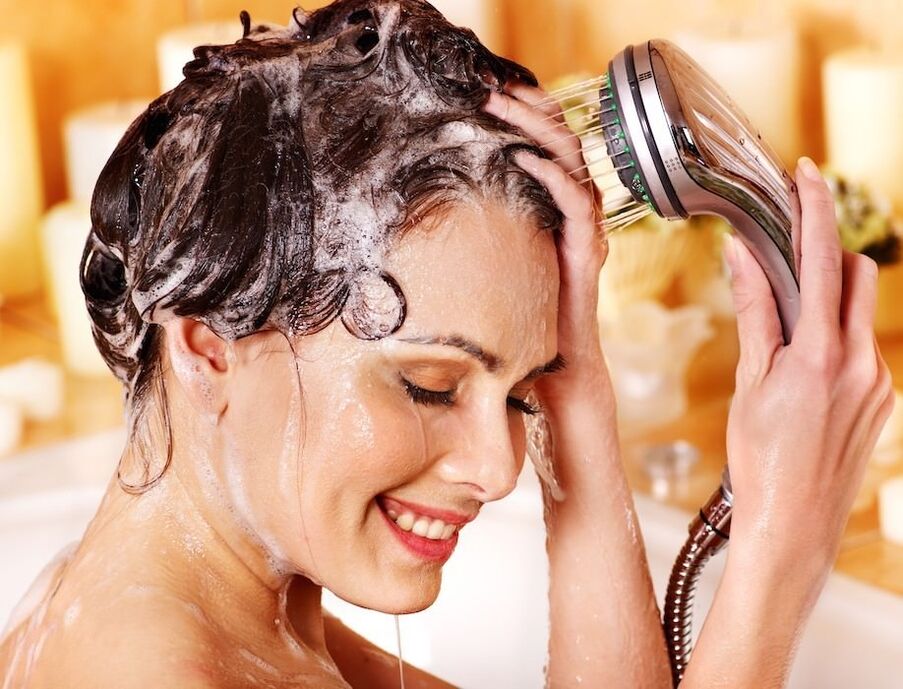 Pri psoriazi lasišča je potrebno umiti z zdravilnim šamponom